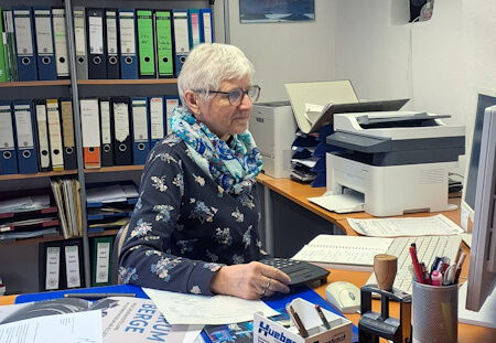 Gisela Sukopp in der Geschäftsstelle