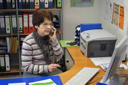 Gisela Sukopp in der Geschäftsstelle