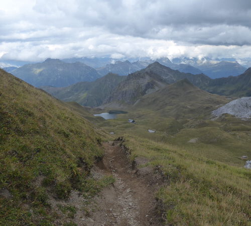 Tilisuna Hütte mit See