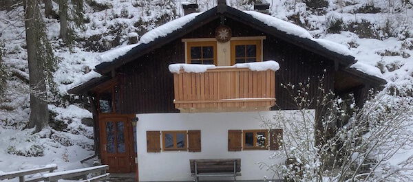 Hütte mit Balkon