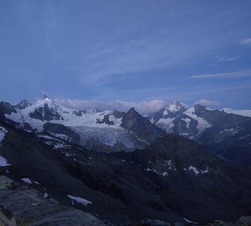 Zinalrothorn, Obergabelhorn und Dent Blanche in der Morgendämmerung