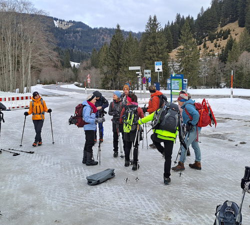 Start am vereisten Parkplatz mit Grödeln