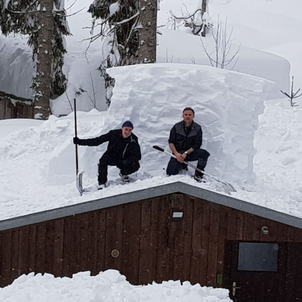 mannshoher Schnee auf dem Dach der Holzlege